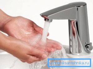 Dotykové elektronické umyvadlové míchačky jsou velmi pohodlné.