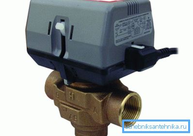 Servopohon umožňuje dálkové automatické ovládání zajišťovacího mechanismu.
