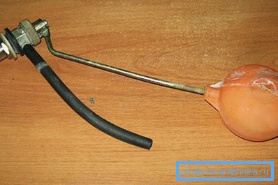 Ohnutím tyče můžete nastavit hladinu vody v nádrži