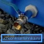 Kulový ventil v nádrži.