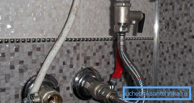 Flexibilní hadice umožňují rychlé a spolehlivé připojení kohoutků a instalatérských a kuchyňských zařízení ke komunikaci