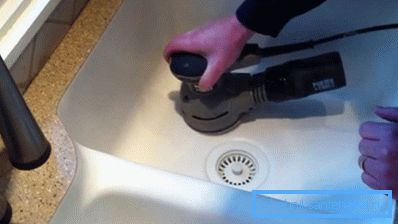 Broušení dna akrylové skořepiny