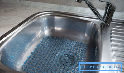 Silikonová podložka chrání kov před poškrábáním