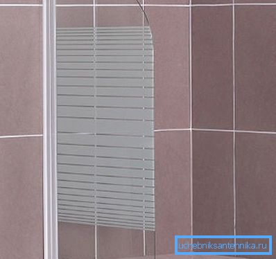 Systém je připevněn jak ke stěně tak k podlaze. Systém je připevněn jak ke stěně tak k podlaze.