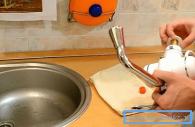 Z kufru otočíme fixační zámek Z kufru otočíme fixační zámek