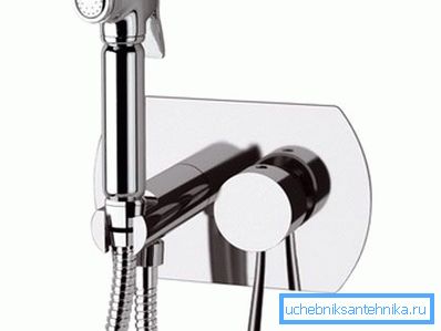 Skrytá hygienická sprcha zaujímá minimální prostor, tento faktor je zásadní v městských koupelnách, jejichž prostor je ostře omezen Skrytá hygienická sprcha zaujímá minimální prostor, tento faktor je zásadní v městských koupelnách, jejichž prostor je ostře omezen