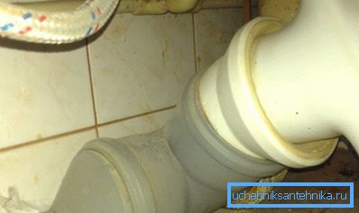 Odtok by měl být v úhlu asi 40 stupňů, což zajistí efektivnější likvidaci odpadu.
