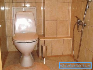 Mixér s hygienickou sprchou pro bidet v samostatné koupelně