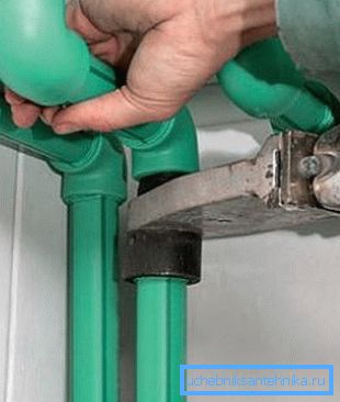 Neřízená instalace plastových potrubí Neřízená instalace plastových potrubí