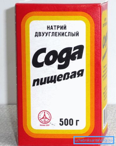 Soda je jednou ze složek domácího roztoku, který odstraňuje stopy plísní.