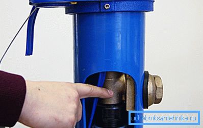 Připojení obou komponent do jímky (řezané) Připojení obou komponent do jímky (řezané)