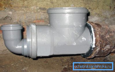 Připojení plastových odpadních trubek k litině pomocí gumových těsnění a silikonu Připojení plastových odpadních trubek k litině pomocí gumových těsnění a silikonu