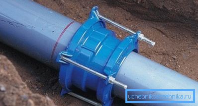 Připojení kanalizačního potrubí pomocí výrobků tohoto typu je při vytváření dálnic považováno za povinné