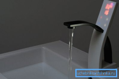 Moderní baterie s vestavěným termostatem a snímačem Moderní baterie s vestavěným termostatem a snímačem