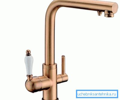 Moderní mixér, stylizovaná starožitnost, vybavená hydromasážní sprchou. Moderní mixér, stylizovaná starožitnost, vybavená hydromasážní sprchou.