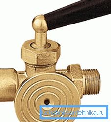 Speciální třícestný ventil má plošinu pro instalaci manometru