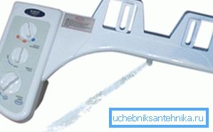 Speciální systém, který je nainstalován pod krytem a implementuje funkce bidetu