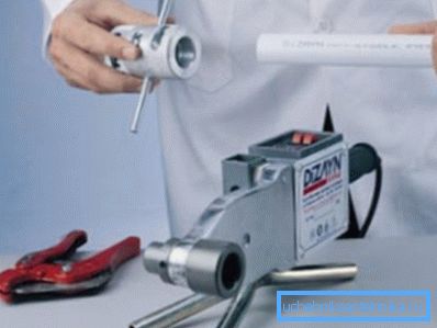 Speciální páječka, která se používá při práci s tímto materiálem Speciální páječka, která se používá při práci s tímto materiálem