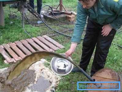 Metoda vyžaduje velké množství pracovní tekutiny pro ovládání čerpadel. Pokud není k dispozici, můžete v obchodě zakoupit plastovou nádobu s požadovaným objemem a nainstalovat ji na místo. Metoda vyžaduje velké množství pracovní tekutiny pro ovládání čerpadel. Pokud není k dispozici, můžete v obchodě zakoupit plastovou nádobu s požadovaným objemem a nainstalovat ji na místo.