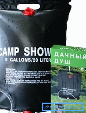 Porovnání sprchy naplněné kapalinou s balíčkem, ve kterém je složen