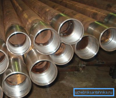 Ocel - odolný materiál, často používaný v přívodu vody do zařízení Ocel - odolný materiál, často používaný v přívodu vody do zařízení