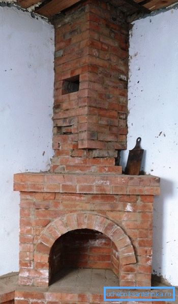 Starý cihlový krbový komín