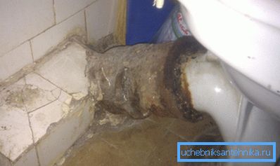 Staré výrobky z litiny se velmi obtížně nahrazují - tento proces vyžaduje demontáž většiny kanalizačních systémů Staré výrobky z litiny se velmi obtížně nahrazují - tento proces vyžaduje demontáž většiny kanalizačních systémů