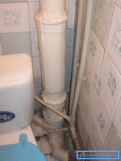 Staré trubky zkazí vzhled koupelny, a to i v případě, že je pokoj dobře renovovaný.