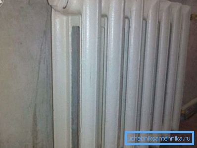 Starý litinový radiátor na sedmi sekcích více než tucet let se pravidelně vyrovnává s topením bytu