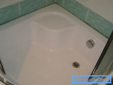 Skleněná sprcha s hlubokým podnosem 90h90 cm a spodním ventilem