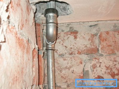 Stojan na přívod vody z pozinkovaného potrubí je namontován na závitech. Stojan na přívod vody z pozinkovaného potrubí je namontován na závitech.