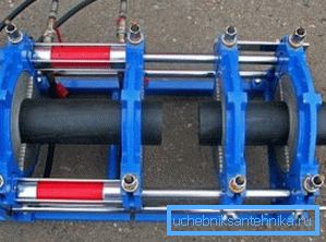 Tlakové svařování polyetylénových trubek pomocí speciálního zařízení