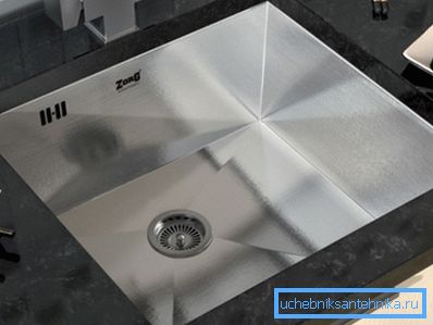 Svařovaný model má hlubokou misku a silné stěny.