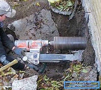 Vrtání otvorů do základů - pomocí řezačky s diamantovou řezačkou