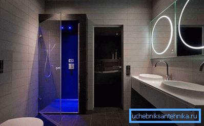 Tajemné osvětlení doplňuje moderní design místností.