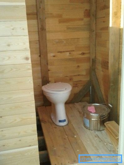 Vypadá to jako venkovské WC s toaletou