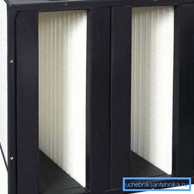 Jedná se o ventilační filtr potřebný pro jemné čištění vzduchu.