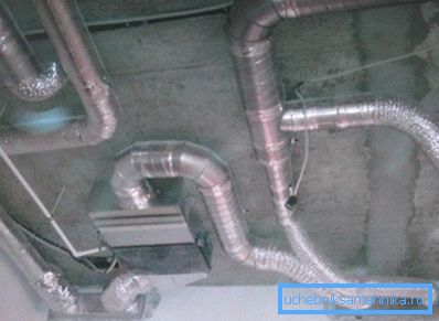 Tak vypadá ventilace pod zavěšeným stropem nebo jiným zavěšeným falešným systémem.