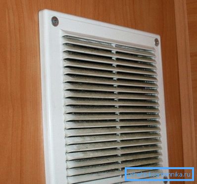 Taková mřížka nepřispívá k efektivnímu fungování ventilačního systému.