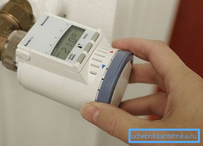 Termostat pro radiátory, se kterým je signál snížit teplotu v místnosti