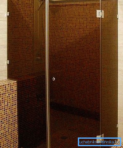 Barevné sklo splňuje moderní styl nebo high-tech Barevné sklo splňuje moderní styl nebo high-tech