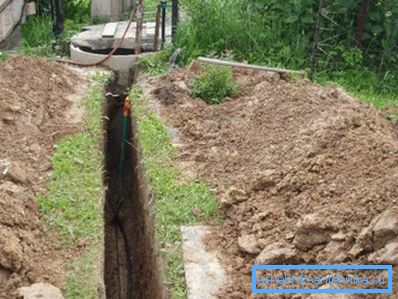 Výkop by měl být dostatečně hluboký, protože je to jediný způsob, jak chránit potrubí před mrazem v zimě a snížit pravděpodobnost mechanického poškození. Výkop by měl být dostatečně hluboký, protože je to jediný způsob, jak chránit potrubí před mrazem v zimě a snížit pravděpodobnost mechanického poškození.