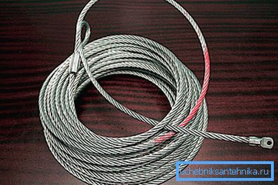 Kabel udržuje schody v provozním stavu. Kabel udržuje schody v provozním stavu.
