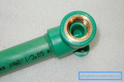 2779 Potrubí PP je připraveno pro dokování pomocí potrubí HDPE