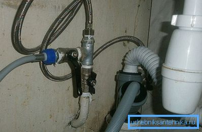 Odtoková trubka je připojena přes adaptér