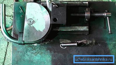 Ohýbač trubek v práci Ohýbač trubek v práci