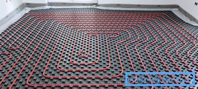 Trubky běží pod celým podlažím, takže se pokoj rovnoměrně zahřeje. Trubky běží pod celým podlažím, takže se pokoj rovnoměrně zahřeje.