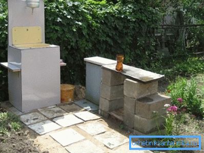 Curbstone s dřezem pro dávání - nejvhodnější volba. Curbstone s dřezem pro dávání - nejvhodnější volba.