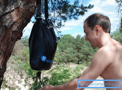 Turistické umyvadlo musí být jednoduše zavěšeno ve stromu.