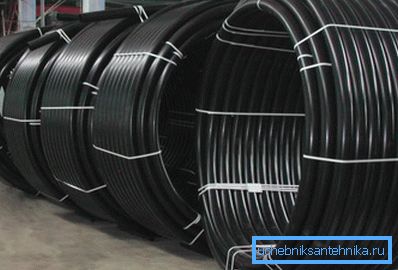Úžasná plastičnost HDPE umožňuje otočit je do takovýchto svitků, což značně usnadňuje přepravu a skladování.